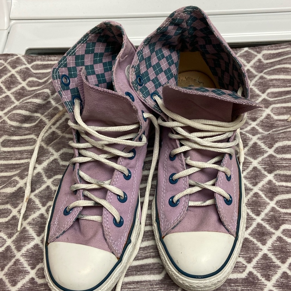 Nice pair of Converse high tops. Good condition.